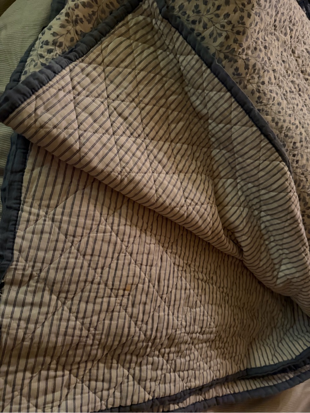 King Quilt and 2 Shams - Picture 3 of 5